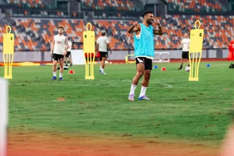  صلاح يستعرض عضلاته ولقاء مع الأساطير.. ليفربول يواصل تدريباته في هونج كونج (صور)